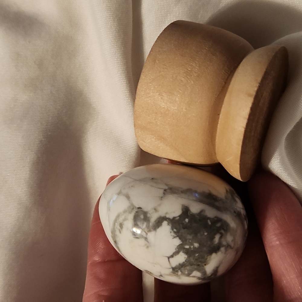 Howlite egg with stand